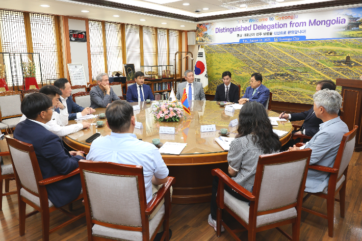 주낙영 경주시장이 냠다와 후렐바타르 몽골 대통령 수석 보좌관과 수헤 수흐볼드 주한 몽골대사를 비롯한 몽골 대표단과 환담을 나누고 있다. 경주시 제공