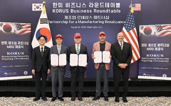 한수원이 미국 민간 에너지 회사인 페르미 아메리카(Fermi America) 및 삼성물산과 첨단 에너지 복합센터 건설 협력을 위한 업무협약을 체결했다. 김정관(왼쪽부터) 산업통상자원부 장관, 오세철 삼성물산 사장, 황주호 한국수력원자력 사장, 토비 노이게바우어(Toby Neugebauer) 페르미 아메리카 CEO, 하워드 러트닉(Howard Lutnick) 미국 상무부 장관. 한수원 제공