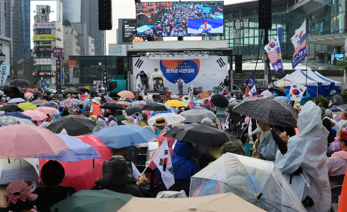 지난 15일 서울역 광장에서 열린 보수집회 모습. 연합뉴스