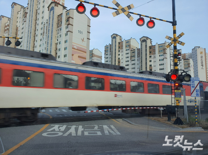 경전선 구간 중 순천 오천동 근처 건널목으로 무궁화호가 통과하고 있다. 고영호 기자 