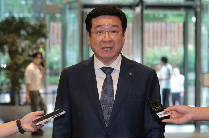 이찬희 삼성준법감시위원회 위원장이 26일 서울 서초구 삼성생명 서초타워에서 열리는 삼성 준감위 정례회의에 참석하며 취재진 질문에 답하고 있다. 연합뉴스