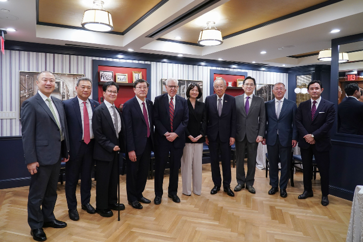 한미 비즈니스 라운드테이블     (서울=연합뉴스) 류진 한경협 회장, 루벤스타인 칼라일 그룹 회장을 비롯한 경제사절단이 25일(현지시간) 미국 워싱턴 DC 윌러드 호텔에서 열린 '한미 비즈니스 라운드테이블: 제조업 르네상스 파트너십'에 앞서 기념 촬영하고 있다.      왼쪽부터 구자은 LS 회장, 김상현 롯데 부회장, 이재현 CJ 회장, 허태수 GS 회장, 루벤스타인 칼라일그룹 회장, 최수연 네이버 대표, 류진 한경협 회장, 이재용 삼성전자 회장, 정의선 현대차 회장, 최윤범 고려아연 회장. 2025.8.26 [한국경제인협회 제공. 재판매 및 DB 금지]     photo@yna.co.kr (끝)   <저작권자(c) 연합뉴스, 무단 전재-재배포, AI 학습 및 활용 금지> 연합뉴스