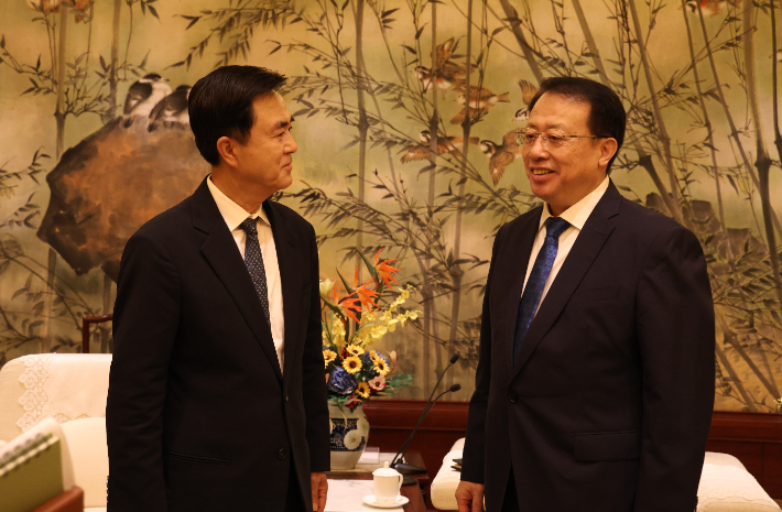 김태흠 충남지사(왼쪽)와 궁정 상하이시장. 충남도 제공