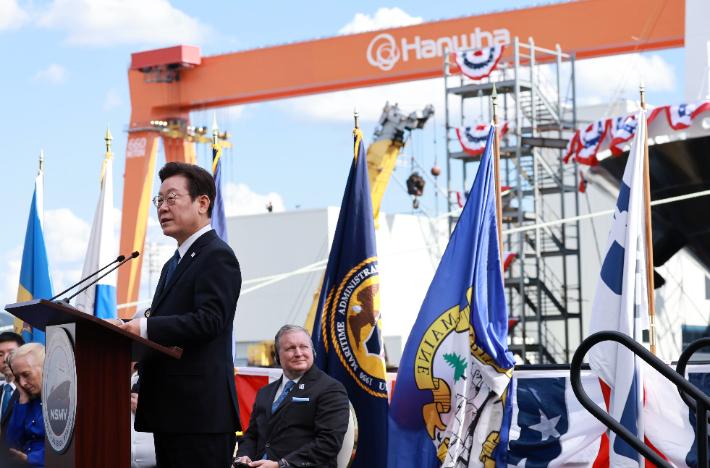 이재명 대통령이 26일(현지시간) 미국 필라델피아의 한화 필리조선소에서 '스테이트 오브 메인'호 명명식 축사를 하고 있다. 연합뉴스