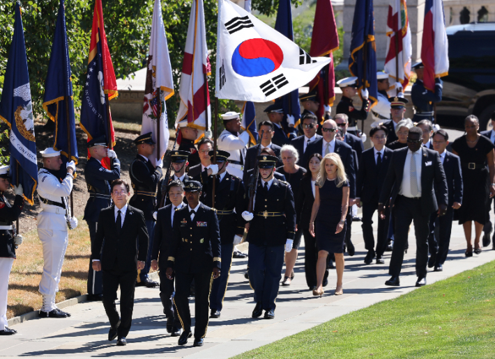 한미정상회담 참석차 미국 워싱턴DC를 방문 중인 이재명 대통령이 26일(현지시간) 워싱턴DC 인근 알링턴 국립묘지에서 무명용사탑을 참배하기 위해 이동하고 있다. 연합뉴스