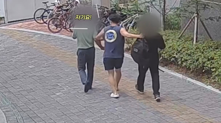 휴가 중이던 이진웅 경사(가운데)가 보이스피싱 현금수거책(오른쪽)을 검거한 뒤 피해자(왼쪽)를 부르는 모습. 대전경찰청 제공 영상 캡처