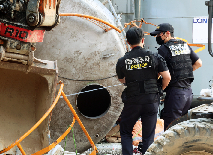 21일 오후 전남 순천시 한 레미콘공장에서 간이탱크 청소작업 중이던 작업자들이 의식 불명 상태에 빠지는 사고가 발생했다. 경찰과학수사대가 현장 조사하고 있다. 연합뉴스