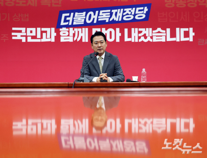 국민의힘 장동혁 신임 당대표가 26일 오전 국회에서 기자회견을 갖고 취재진의 질문에 답하고 있다. 황진환 기자