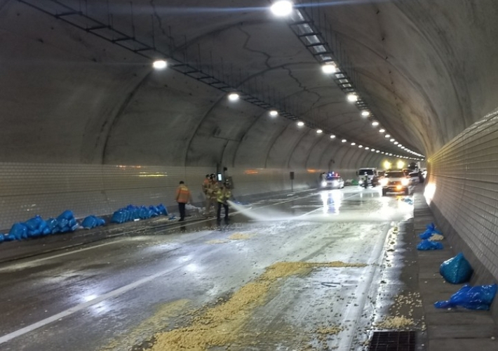 26일 오전 11시 50분쯤 전남 담양군 담양읍의 한 터널 안을 달리던 화물차량에서 마늘더미가 추락해 이를 피하려던 차량이 급정거하면서 뒤따르던 차량들이 연쇄추돌했다. 전남 담양소방서 제공