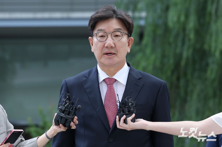 통일교로부터 불법 정치자금을 수수한 의혹을 받는 권성동 국민의힘 의원이 27일 오전 서울 종로구 KT광화문빌딩에 마련된 김건희 특검팀(특별검사 민중기) 사무실에 피의자 신분으로 조사를 받기 위해 출석하고 있다.