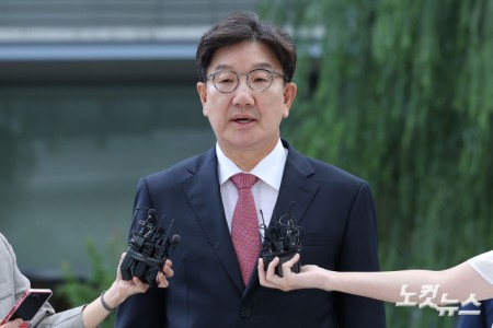 통일교로부터 불법 정치자금을 수수한 의혹을 받는 권성동 국민의힘 의원이 27일 오전 서울 종로구 KT광화문빌딩에 마련된 김건희 특검팀(특별검사 민중기) 사무실에 피의자 신분으로 조사를 받기 위해 출석하고 있다.