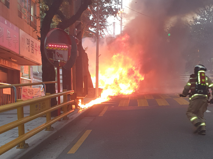 26일 오후 6시 20분쯤 부산 영도구의 한 도로에서 달리던 차량에 불이 났다. 부산소방재난본부 제공