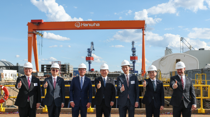 이재명 대통령과 김동관 한화그룹 부회장이 미국 한화필리조선소에서 열린 '스테이트 오브 메인호' 명명식에서 기념 촬영을 하고 있다. 좌측부터 한화필리조선소 데이비드 김 대표, 조현 외교부 장관, 조쉬 샤피로 펜실베니아 주지사, 이재명 대통령, 김동관 한화그룹 부회장, 김정관 산업부장관, 토드영 인디애나주 상원의원. 한화그룹 제공