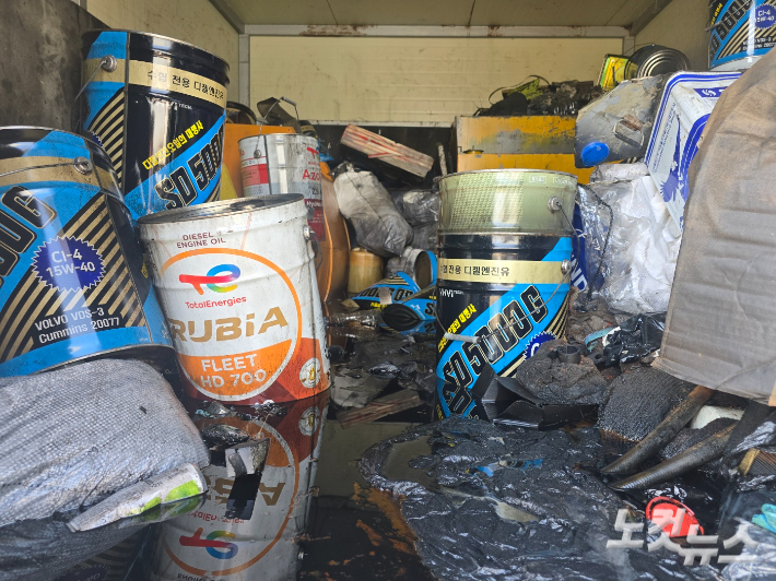 지난 6월 촬영한 제주시 한림항 폐유보관시설 내부 모습. 기름이 흥건하고 온갖 쓰레기가 투기된 모습. 이창준 기자