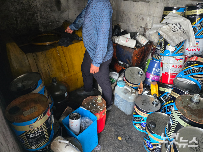 애월항 폐유보관시설. 어민이 손가락으로 폐윤활유 수집통을 가리키고 있다. 이창준 기자