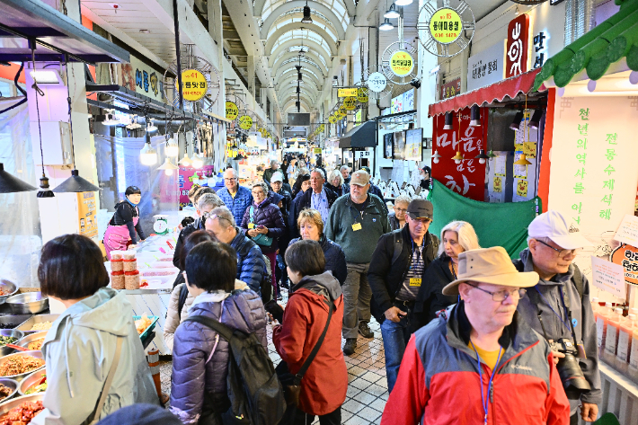 크루즈 승객들이 관광수산시장 투어를 하고 있는 모습. 속초시 제공