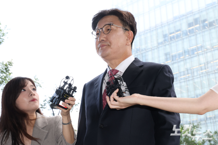 통일교로부터 불법 정치자금을 수수한 의혹을 받는 권성동 국민의힘 의원이 27일 오전 서울 종로구 KT광화문빌딩에 마련된 김건희 특검팀(특별검사 민중기) 사무실에 피의자 신분으로 조사를 받기 위해 출석하고 있다. 류영주 기자