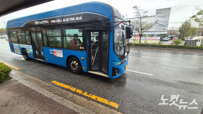 승강장에 들어서는 시내버스. 심동훈 기자