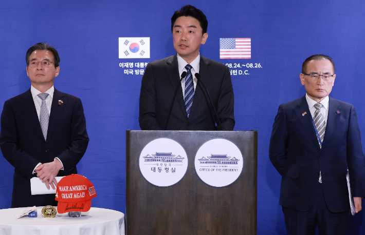 김용범 대통령실 정책실장(왼쪽부터), 강훈식 대통령 비서실장, 위성락 국가안보실장이 25일(현지시간) 미국 워싱턴DC의 한국프레스센터가 마련된 호텔에서 이재명 대통령과 도널드 트럼프 미국 대통령의 한미정상회담 관련 브리핑을 하고 있다. 연합뉴스