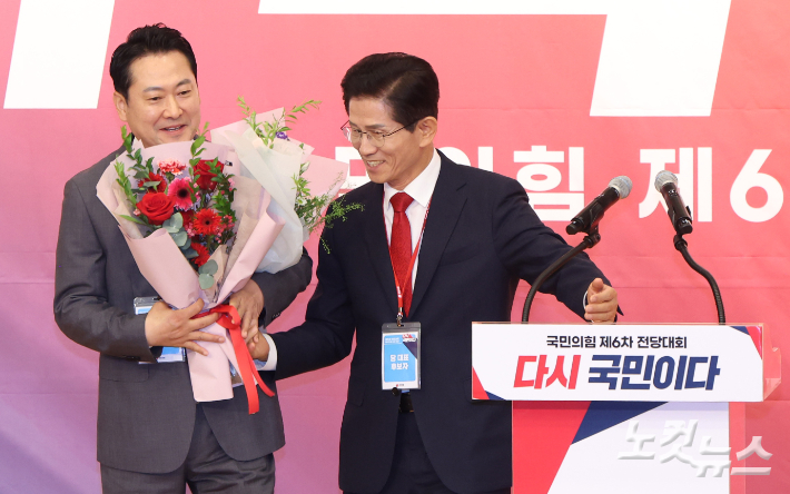 국민의힘 장동혁 신임 당대표가 26일 오전 서울 여의도 국회 도서관에서 열린 제6차 전당대회 결선에서 김문수 후보의 축하 인사를 받고 있다. 황진환 기자