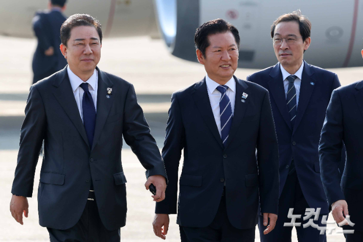 더물어민주당 정청래 대표와 김병기 원내대표, 우상호 대통령실 정무수석이 23일 한일·한미 정상회담을 위해 출국한 이재명 대통령을 환송한 뒤 경기도 성남 서울공항을 나서고 있다. 박종민 기자