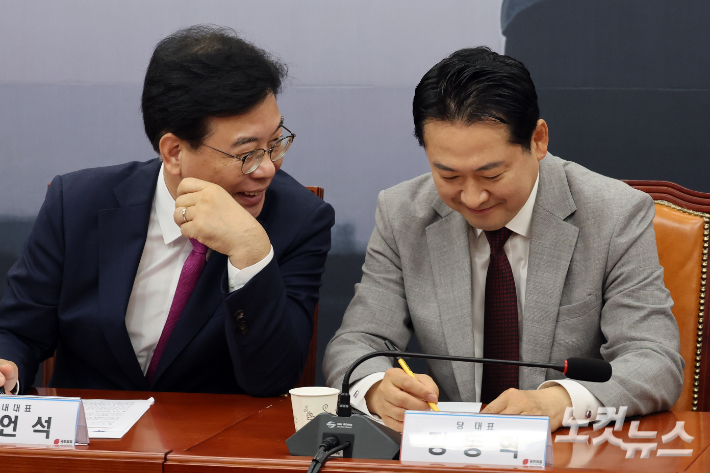 국민의힘 장동혁 대표와 송언석 원내대표(왼쪽)가 27일 서울 여의도 국회에서 열린 최고위원회의에서 대화를 하고 있다. 
