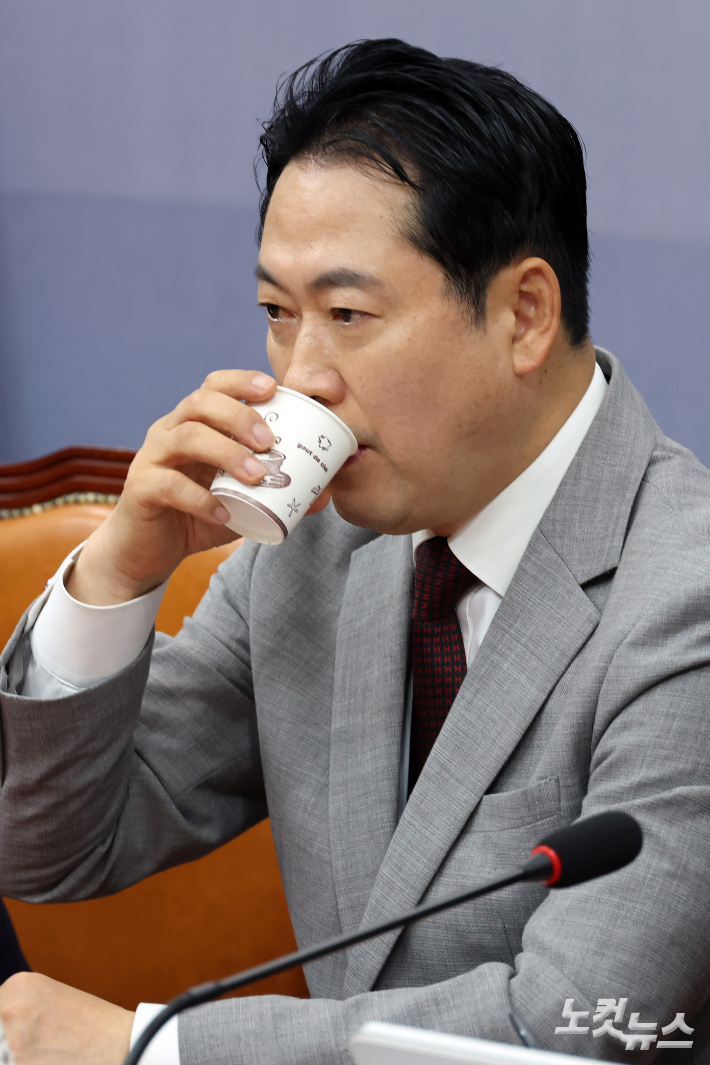 국민의힘 장동혁 대표가 27일 서울 여의도 국회에서 열린 최고위원회의에서 물을 마시고 있다. 