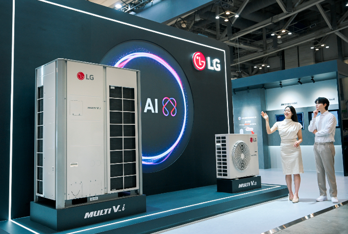 'AI 엔진'을 통해 실내외 온도 변화를 감지해 냉방 세기를 스스로 조절하고, 실내 환경이 쾌적해지면 절전 모도르 전환해 전기까지 아껴주는 LG전자 시스템에어컨 '멀티브이 아이(Multi V i)와 '멀티브이 에스(Multi V S)'. LG전자 제공 