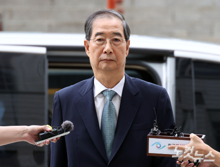 윤석열 전 대통령의 내란 행위 방조 혐의를 받는 한덕수 전 국무총리가 27일 오후 서울 서초구 서울중앙지방법원에서 열린 구속 전 피의자 심문(영장실질심사)에 출석하고 있다. 황진환 기자