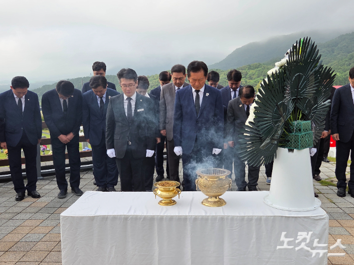 정청래 더불어민주당 대표가 27일 국립대전현충원을 찾아 순국선열과 호국영령을 참배했다. 박우경 기자