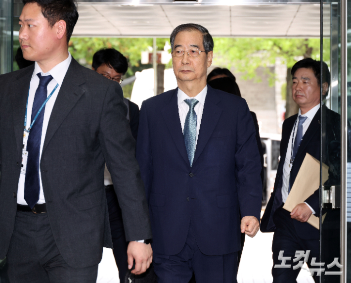 윤석열 전 대통령의 내란 행위 방조 혐의를 받는 한덕수 전 국무총리가 27일 오후 서울 서초구 서울중앙지방법원에서 열린 구속 전 피의자 심문(영장실질심사)에 출석하고 있다. 황진환 기자