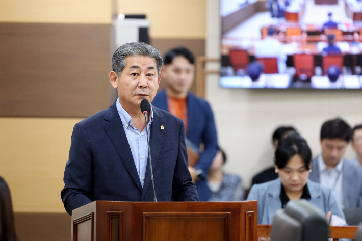 27일 정해권 인천시의회 의장이 교통균형·시민편의를 위한 GTX-B 추가 정거장 확정을 위해 제안설명을 하고 있다. 인천시의회 제공