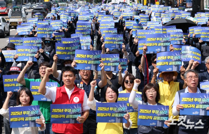 27일 오후 서울 용산구 삼각지역 인근에서 열린 발전 비정규직 노동자 총파업대회에서 참가자들이 구호를 외치고 있다.