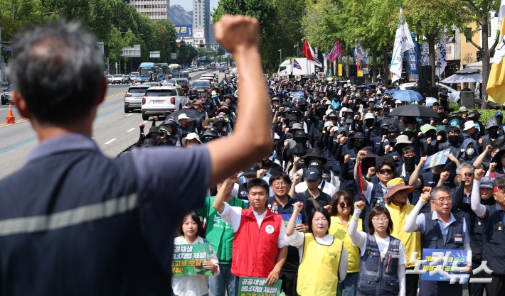 27일 오후 서울 용산구 삼각지역 인근에서 열린 발전 비정규직 노동자 총파업대회에서 참가자들이 구호를 외치고 있다.