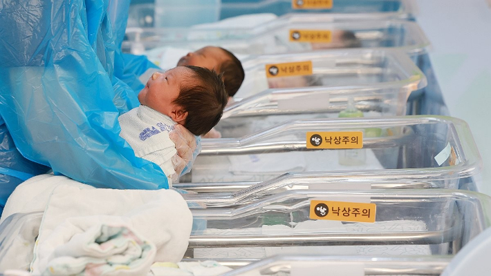 지난 7월 24일 경기도 고양시 CHA의과학대학교 일산차병원 신생아실에서 간호사들이 아기를 돌보고 있다. 연합뉴스