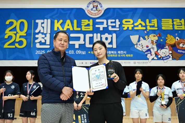 일본 지도자 연수 떠나는 남은빈 코치(오른쪽). 한국배구연맹 제공