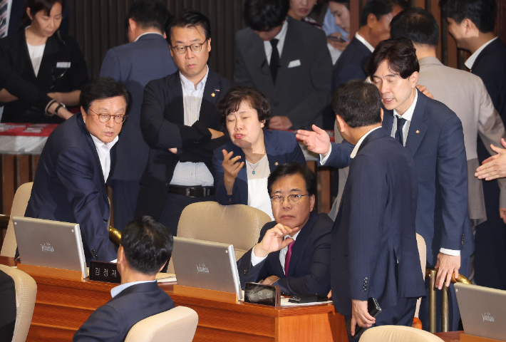 27일 서울 여의도 국회 본회의에서 국민의힘 송언석 원내대표가 의원들의 대화를 들으며 생각에 잠겨 있다. 연합뉴스