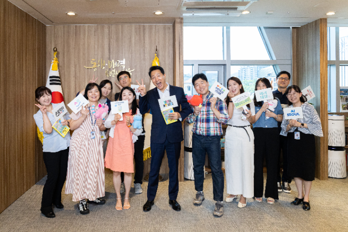 오세훈 서울시장이 27일 시장 집무실에서 서울시 대표 정책과 사업 담당 공무원들과 간담회를 하고 기념사진을 찍고 있다. 오 시장 오른편이 마음편의점 담당 김세헌 주무관이다. 서울시 제공