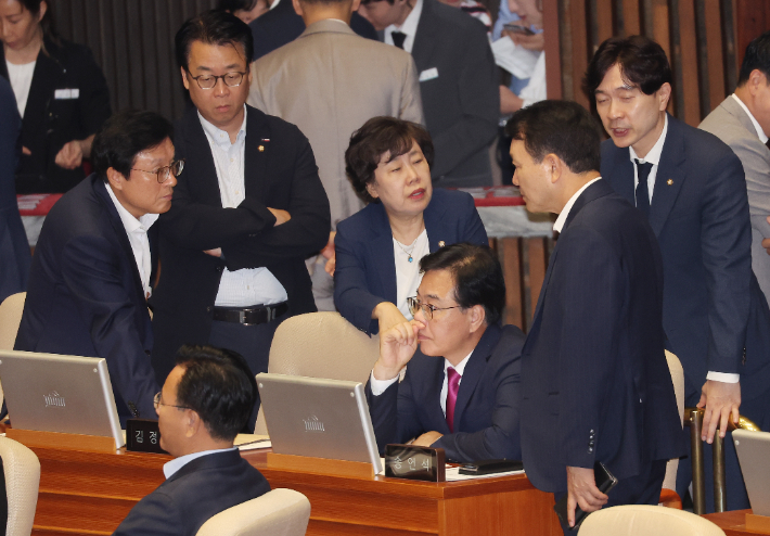 27일 서울 여의도 국회 본회의에서 국민의힘 송언석 원내대표가 의원들의 대화를 들으며 생각에 잠겨 있다. 연합뉴스