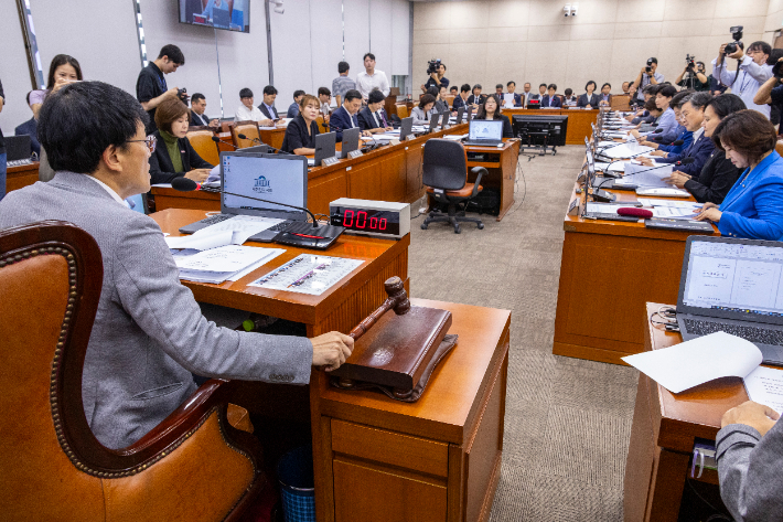 박주민 국회 보건복지위원회 위원장이 27일 국회 보건복지위 전체회의를 시작하고 있다. 연합뉴스