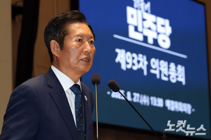 더불어민주당 정청래 대표가 27일 서울 여의도 국회에서 열린 의원총회에서 발언을 하고 있다. 윤창원 기자