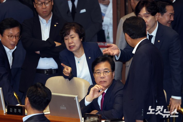 27일 서울 여의도 국회에서 열린 제428회국회(임시회) 제3차 본회의에서 국민의힘 송언석 원내대표가 의원들과 대화를 하고 있다.