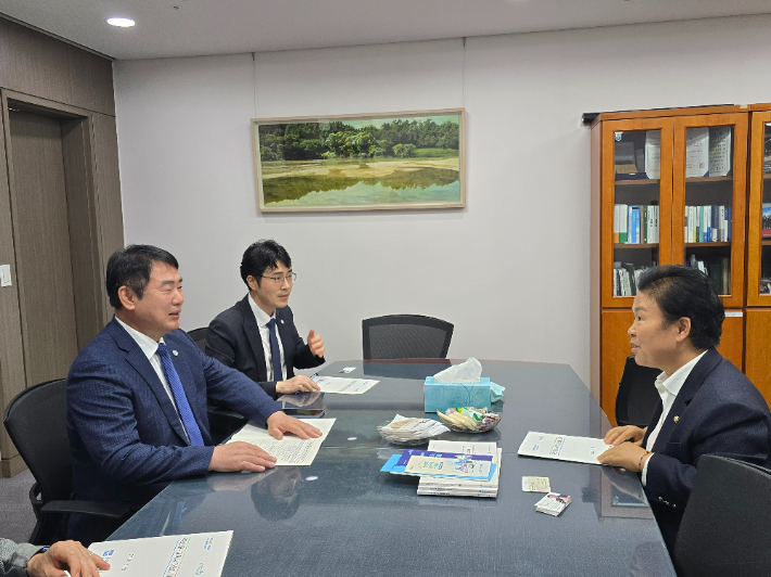 이정선 광주시교육감은 27일 국회를 방문해 교육위원회 문정복 더불어민주당 의원을 만나 광주교육 현안에 대한 협조를 요청했다. 광주시교육청 제공