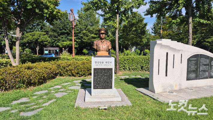 전북경찰청 청사 내에 비치된  故차일혁 경무관 동상. 차 경무관은 생포한 빨치산을 인간적으로 대하고 빨치산 토벌을 위해 지리산 화엄사를 불태우라는 명령을 거부하는 등 공을 인정받아 경찰영웅으로 선정됐다. 심동훈 기자