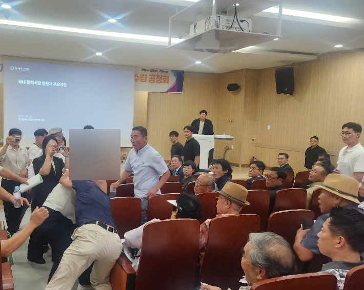 공청회장에서 순천시의회 공무원이 주민(이장)을 이른바 '헤드락'하고 있다. 독자 제공