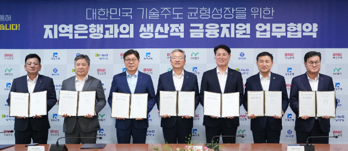 BNK경남은행 김태한 은행장(사진 오른쪽 세번째)이 기술보증기금 김종호 이사장(사진 가운데) 등과 '지역은행과의 생산적 금융 지원 업무협약'을 체결하고 있다. BNK경남은행 제공 