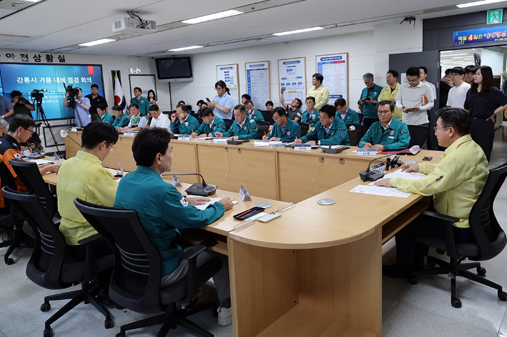윤호중 행안부 장관은 27일 오후 강릉시청 재난안전상황실에서 가뭄 대비 관계기관 긴급 대책회의를 개최했다. 행정안전부 제공