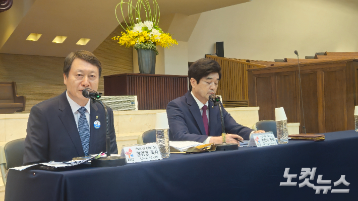 대한예수교장로회 통합총회 부총회장 선거에 단독입후보한 권위영 목사(왼쪽)와 전학수 장로(오른쪽)가 26일 서울 강남구 압구정로 소망교회에서 열린 정견발표회에서 대의원들의 질의에 답하고 있다. 송주열 기자