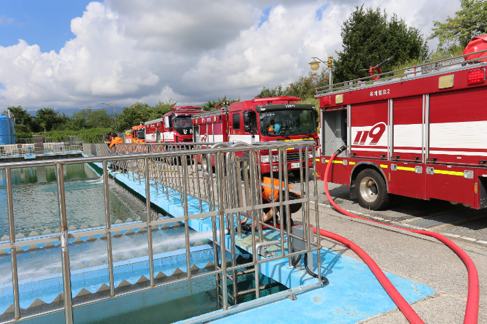 강릉시는 27일부터 소방차와 공무소 등 공공차량 31대를 투입해 연곡정수장에서 홍제정수장으로 하루 798톤의 물 공급을 시작했다. 강릉소방서 제공