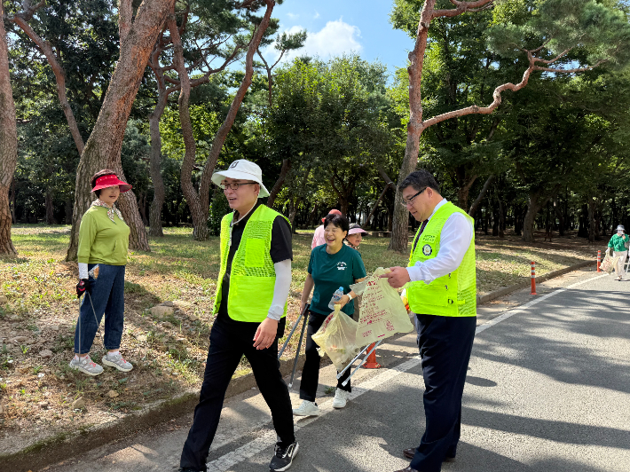 여준기 경주시체육회장을 비롯한 'APEC KOREA 성공개최 기원 체육인들과 함께하는 클린데이' 행사 참가자들이 환경정화 활동을 펼치고 있다. 경주시체육회 제공